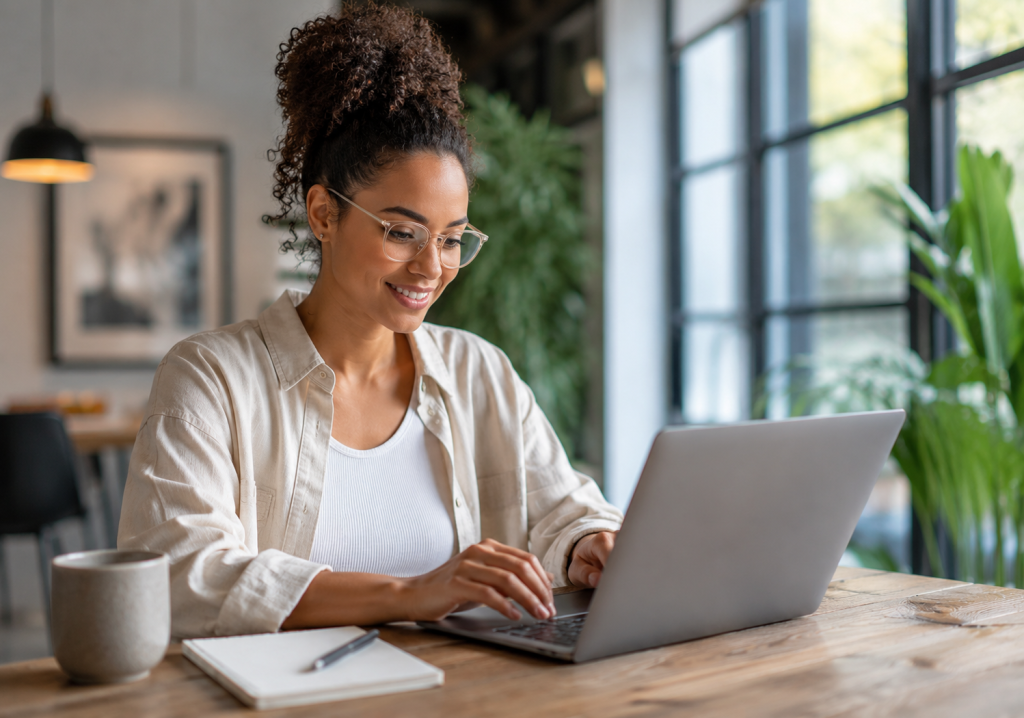 Vrouw achter laptop